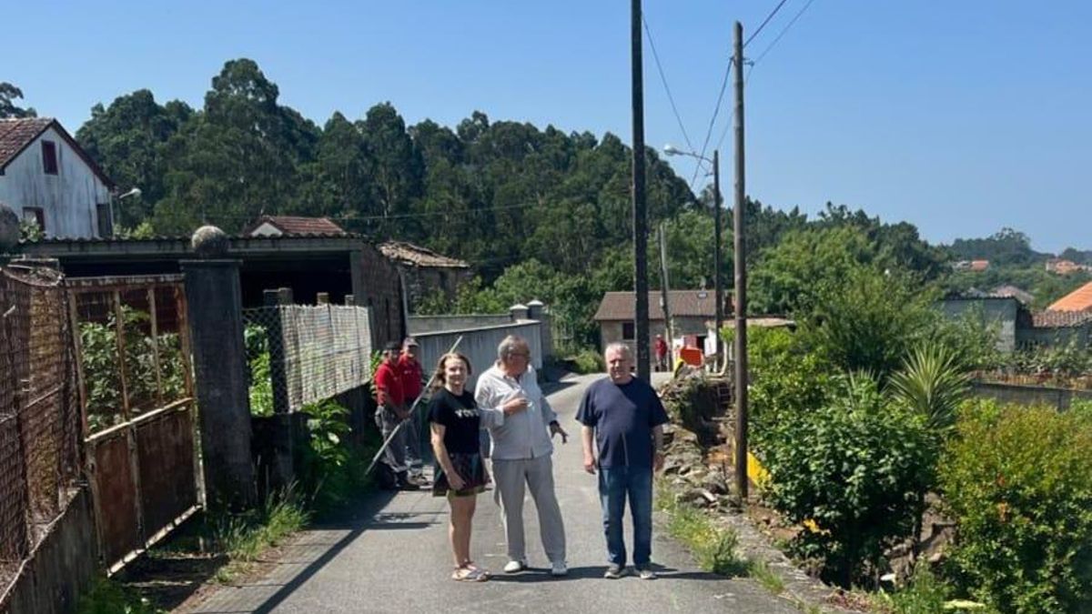 El concejal José María González con vecinos de la calle que será mejorada en Bamio.