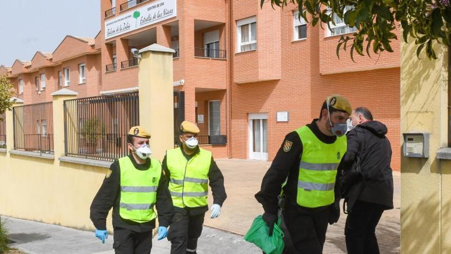 Efectivos de la UME en los trabajo en la residencia &#039;El balcón de la zubia&#039;.