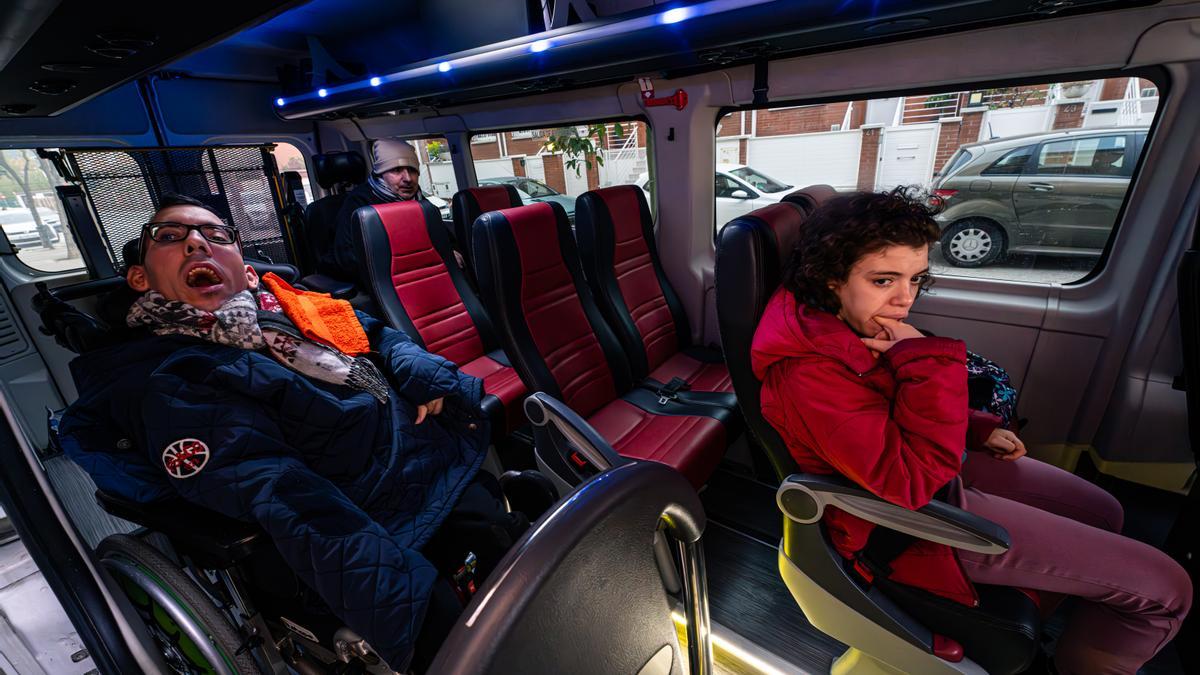 Sergio, Dani y Olga viajan solos cada día en el transporte adaptado al centro de día a pesar que la legislación obliga a que les acompañe un monitor.