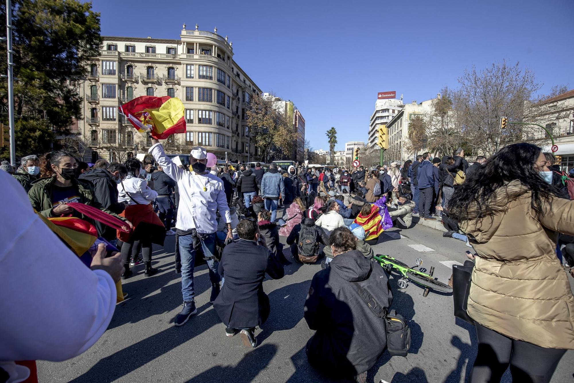 Un millar de restauradores cortan las Avenidas en su protesta ilegal por las restricciones