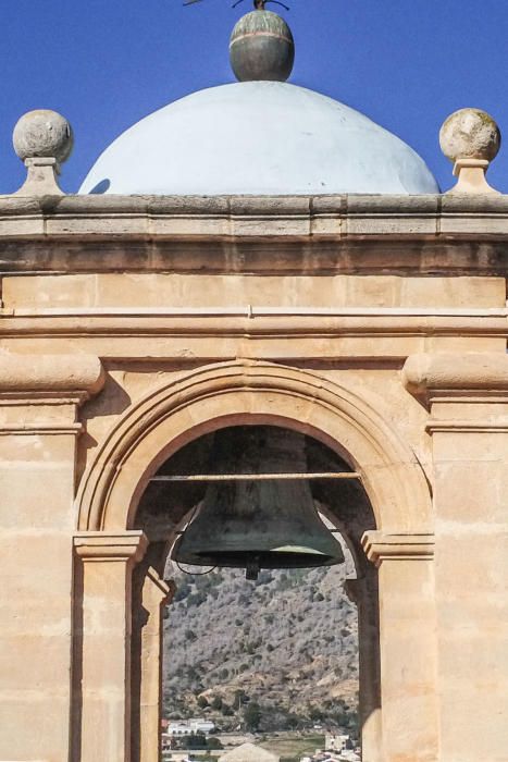 Imágenes de los campanarios de Santiago el Mayor, Catedral y Nuestra Señora de Monserrate en Orihuela y San Martín de Callosa. El Consell ha protegido como BIC sus campanas góticas.