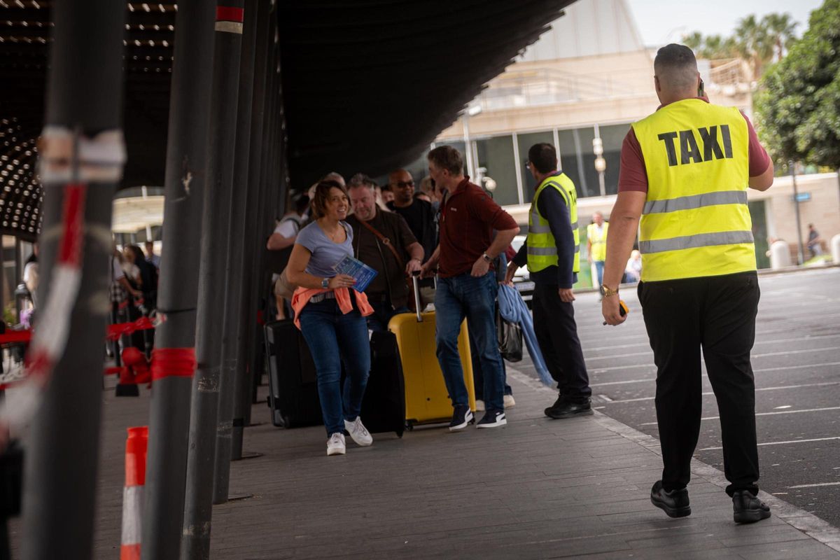 Colas para coger un taxi en el aeropuerto de Tenerife Sur.