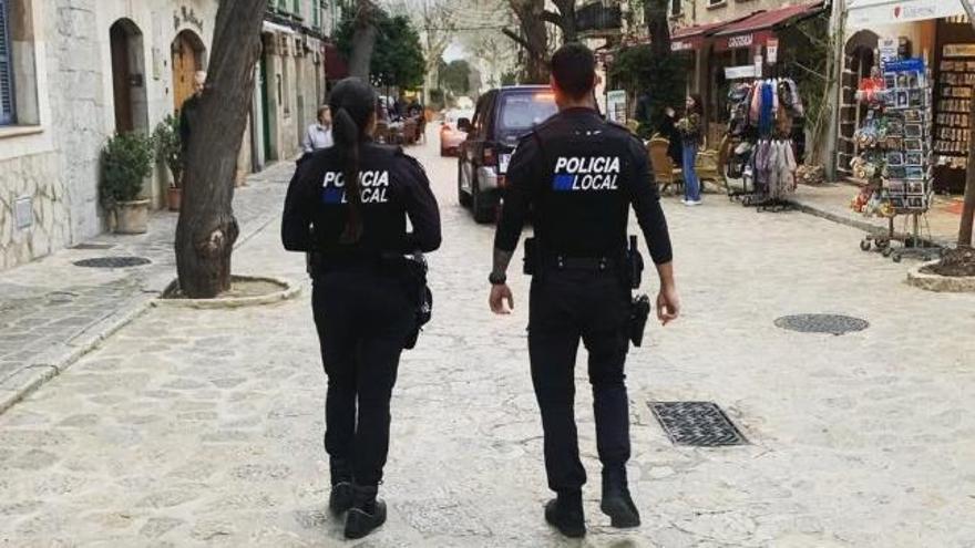 Agentes de la Policía Local de Valldemossa.