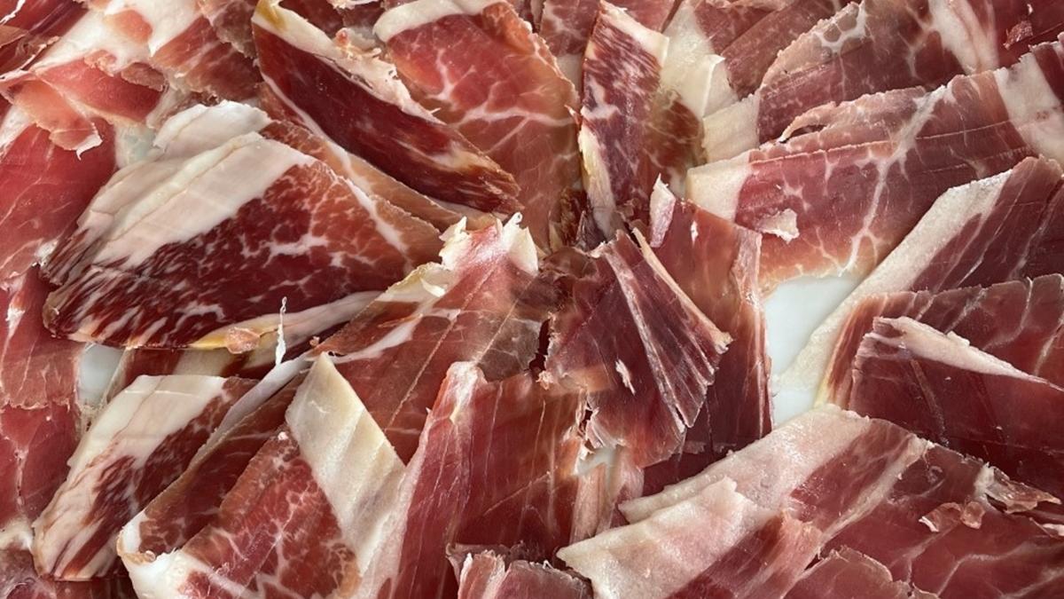 Exquisito plato de jamón, un clásico de la gastronomía andaluza.