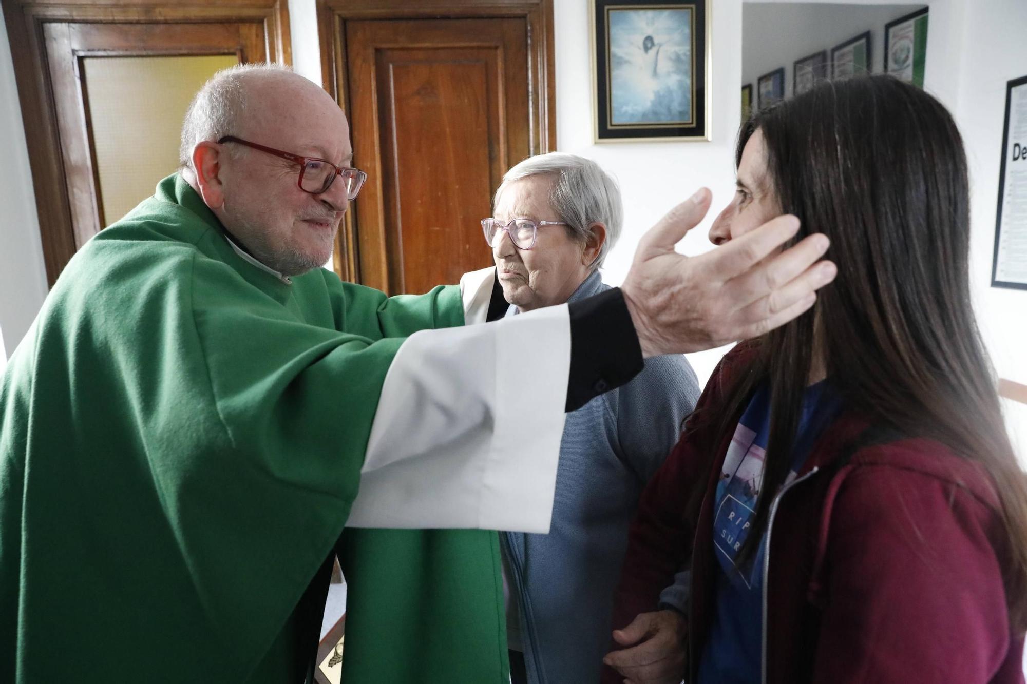 EN IMÁGENES: Así fue el exorcismo del nuevo párroco de Llaranes, Miguel Alderete
