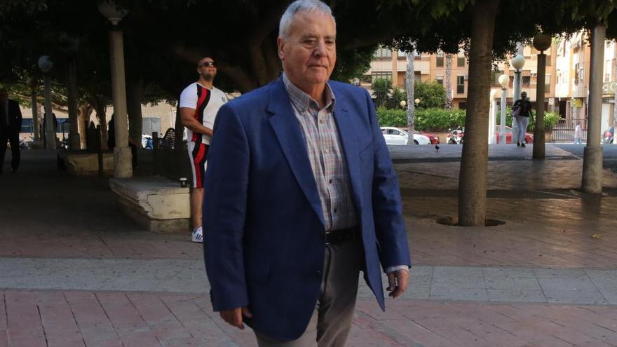 El exalcalde de Alicante Luis Díaz Alperi llega al juzgado para la sesión de esta mañana