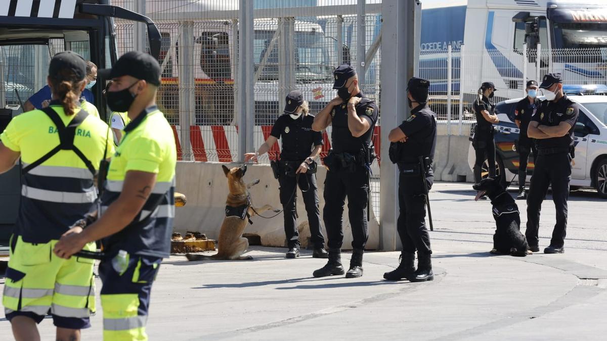 Decenas de policías controlaban la llegada del ferry.