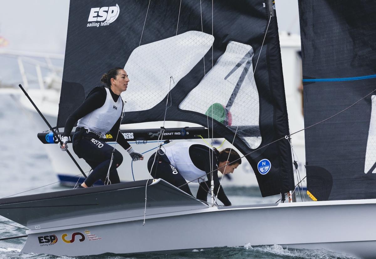 Paula Barceló y María Cantero, durante la regata.