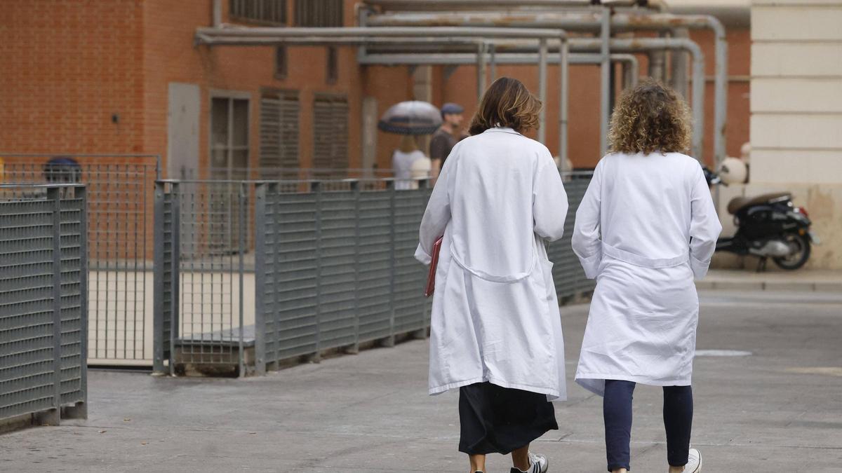 Un par de facultativas entrando en el hospital General de València en una imagen de archivo.