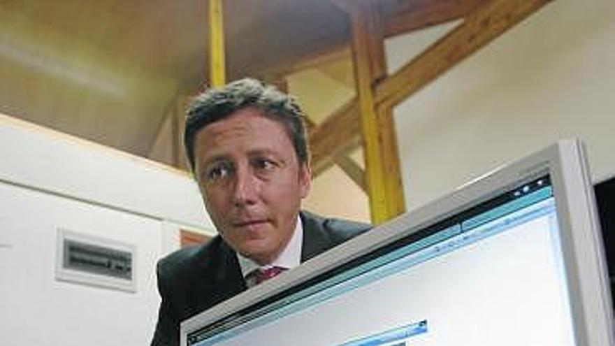José María Jove, tras la pantalla de un ordenador con uno de sus cursos.