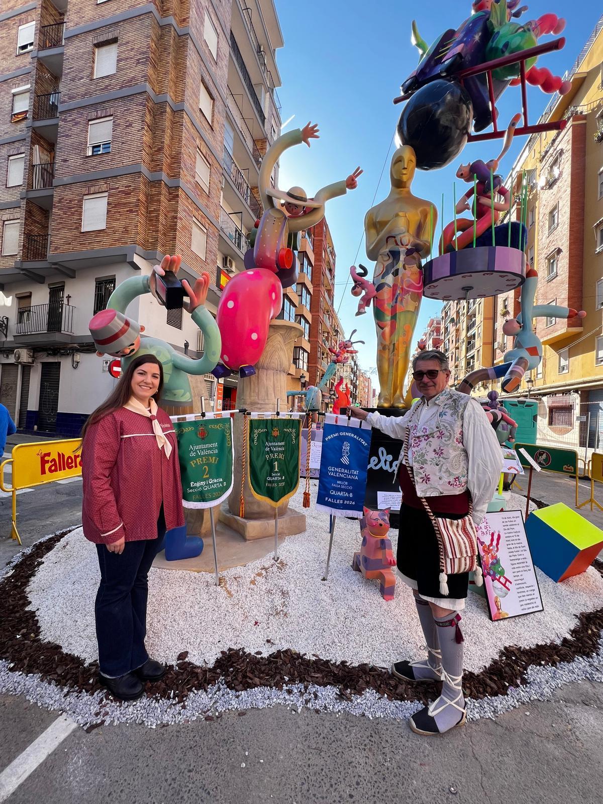 Verónica Miralles, fallera mayor y José Alfonso, presidente de la falla Olivereta - Cerdà i Rico junto a su falla triunfadora