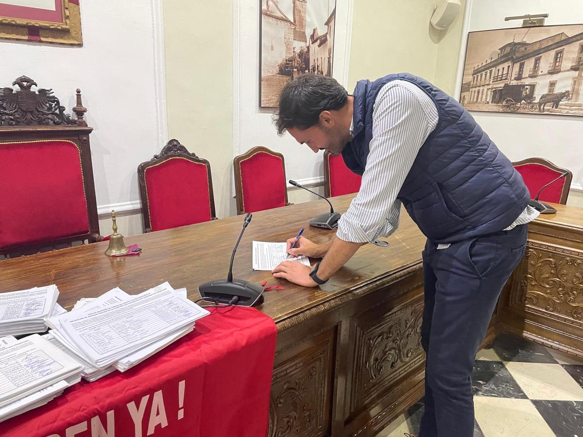 El alcalde de Villanueva de Córdoba, Isaac Reyes, firma en el documento de la plataforma dle tren.