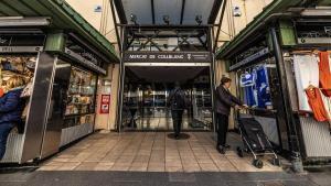 Imagen de archivo de uno de los accesos del mercado de Collblanc de LHospitalet de Llobregat.