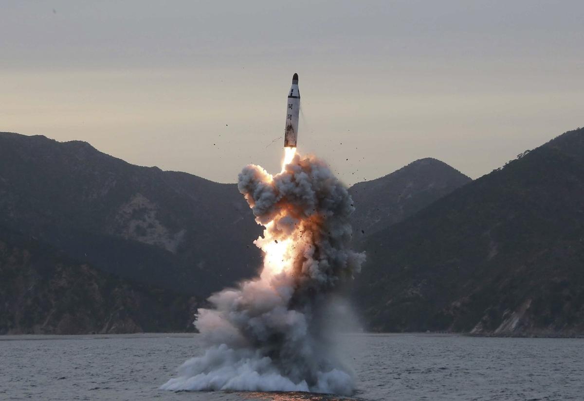 HHY09. COREA DEL NORTE, 04/04/2017.- Fotografía de archivo sin fecha, cedida el 24 de abril de 2016, por la Agencia de Noticias Central de Corea del Norte (KCNA), de la prueba de lanzamiento de un misil balístico submarino en Corea del Norte. De acuerdo con el reporte de los medios hoy, miércoles 5 de abril de 2017, Corea del Norte habría lanzado un misil balístico al mar de Japón. El lanzamiento ocurrió antes de una cumbre entre líderes chinos y estadounidenses organizada para discutir los programas y capacidades militares de Corea del Norte. EFE/KCNA /SOLO USO EDITORIAL