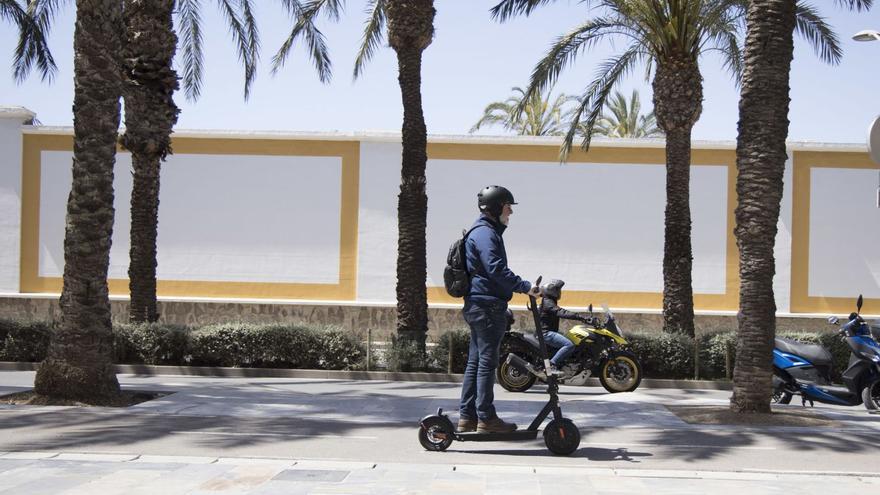 Un usuario circula en patinete eléctrico por el carril bici de la calle Real, que discurre por la acera.