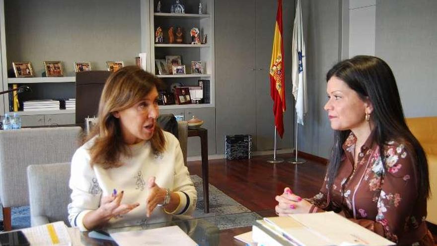 La conselleira Beatriz Mato y Nidia Arévalo, en la reunión. // D. P.