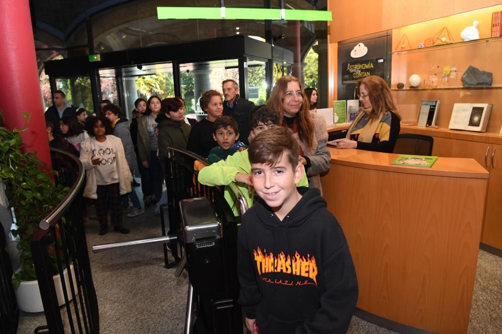 El visitante cuatro millones estaba entre el grupo de escolares de un colegio de la ciudad que ha visitado esta mañana el planetario coruñés.