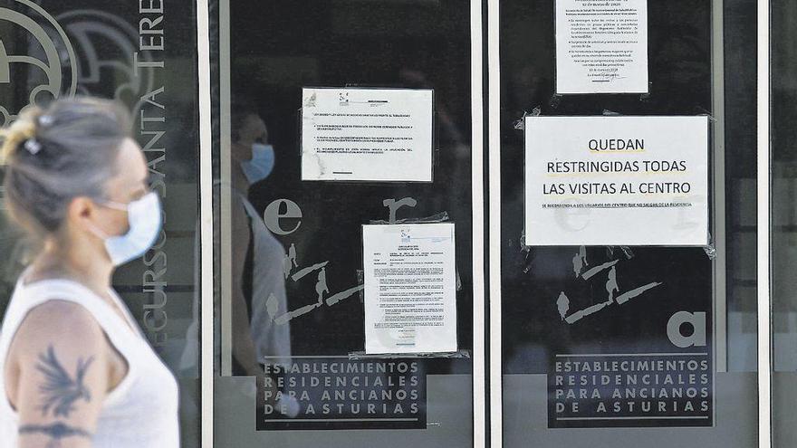 Carteles, ayer, en la entrada de la residencia para mayores Santa Teresa de Oviedo.