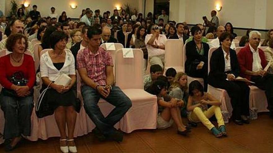 Asistentes al homenaje de los dos profesores de Canide, en el restaurante. / la opinión