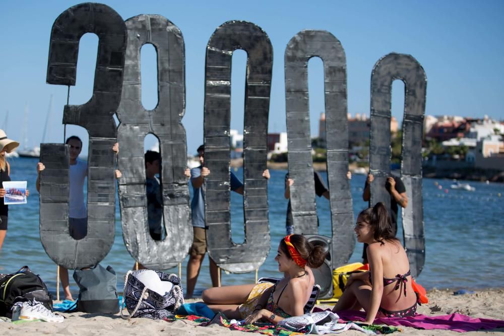 SOS Refugiados y Proartso celebran un acto reivindicativo en tres playas de Ibiza por el Día Mundial de los Refugiados