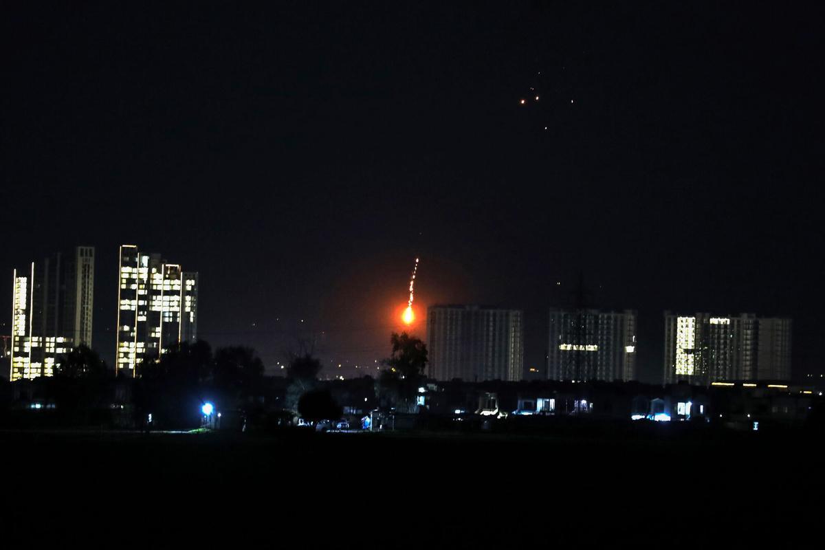 Las fuerzas de seguridad y los sistemas de defensa aérea interceptan un dron cerca del aeropuerto internacional de Erbil