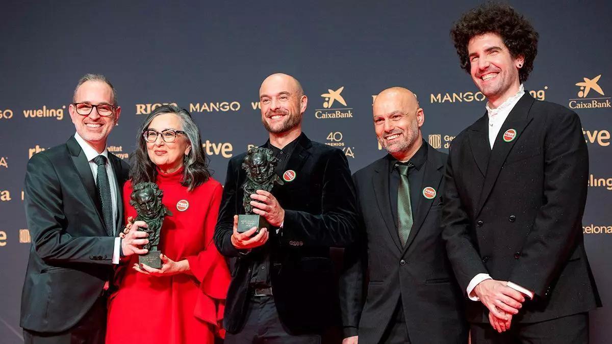 El director Alberto Vázquez Rico (centro) posa tras recibir el Goya a Mejor Película de Animación por 'Deocrado'