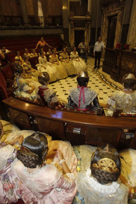 Las cortes de honor ensayan la proclamación de las falleras mayores