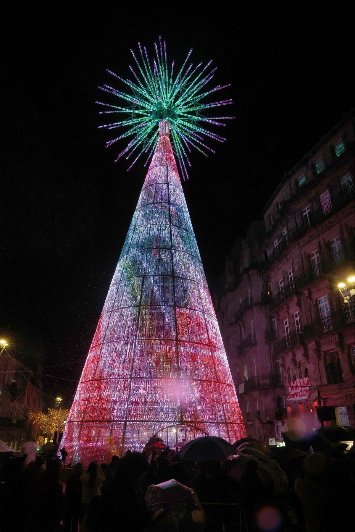 Vigo enciende la Navidad más grande de su historia ante miles de personas