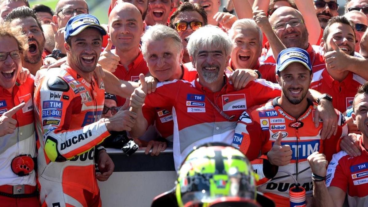 Gigi Dall'Igna, con perilla, entre Andrea Iannone, a la izquierda, y Andrea Dovizioso.