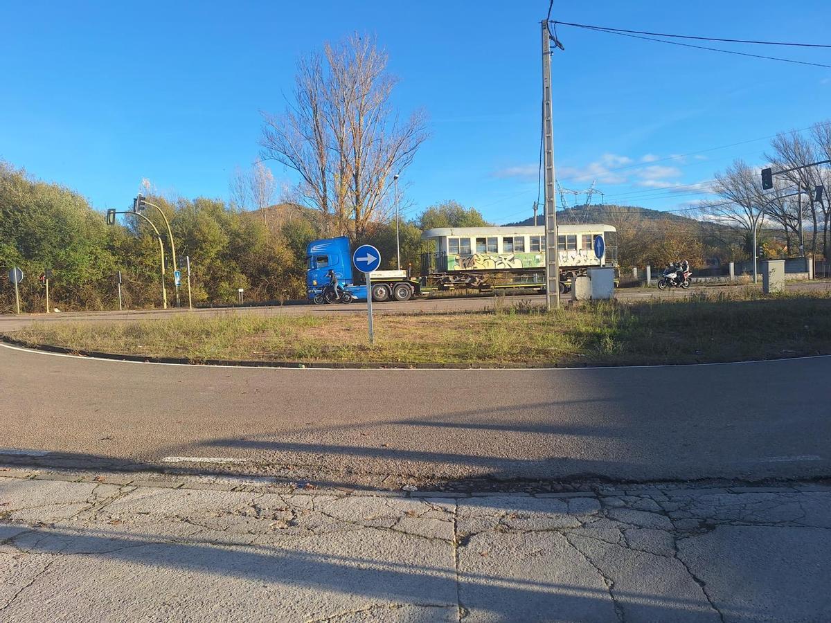 Uno de los vagones del "Limón Exprés" durante su traslado.