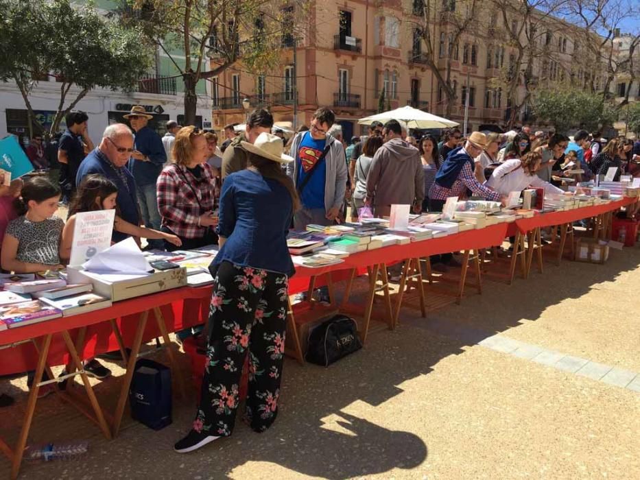 Mucha gente en el paseo Vara de Rey