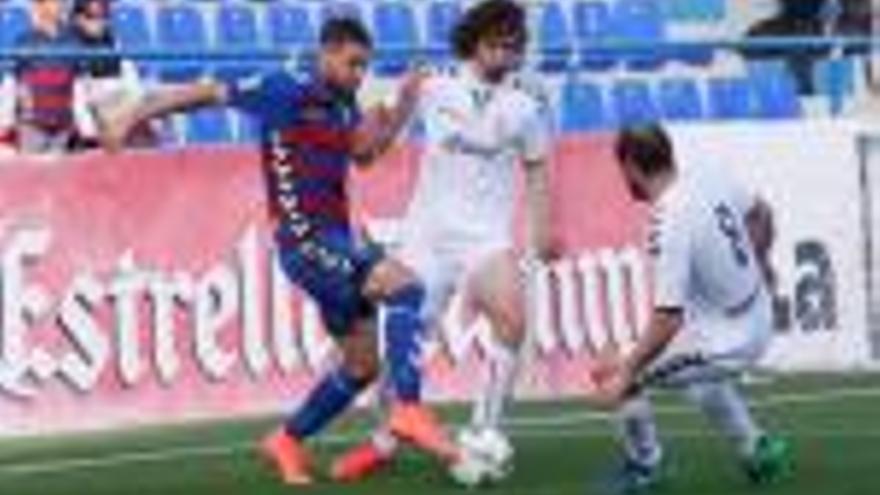 Manu Gavilán (Llagostera) intenta marxar de dos jugadors del Sabadell.