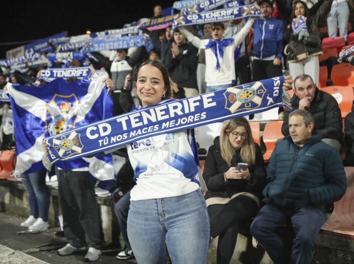 Blanco y azul en todos los campos de Primera RFEF