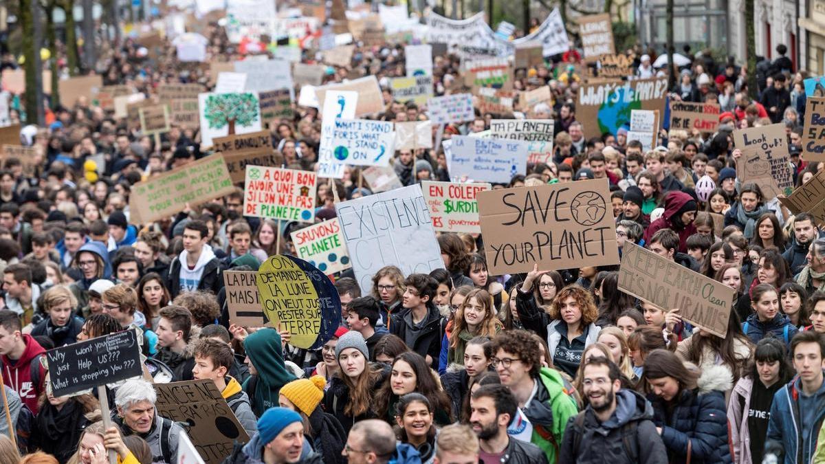 Miles de manifestantes protestan durante una huelga contra el cambio climático.