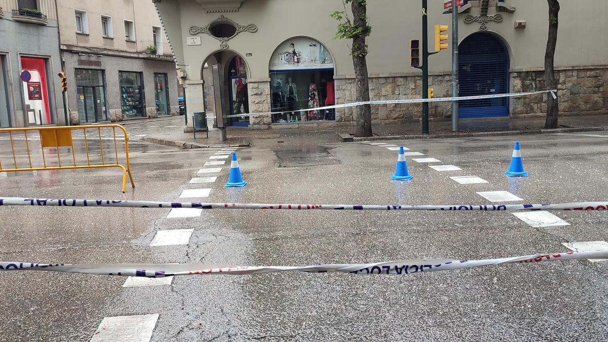 La zona amb cintes de la Policia, cons, tanques i sense semàfor.