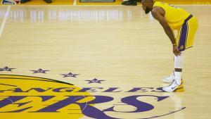 LeBron James, en un momento de respiro en el partido frente a los Raptors.