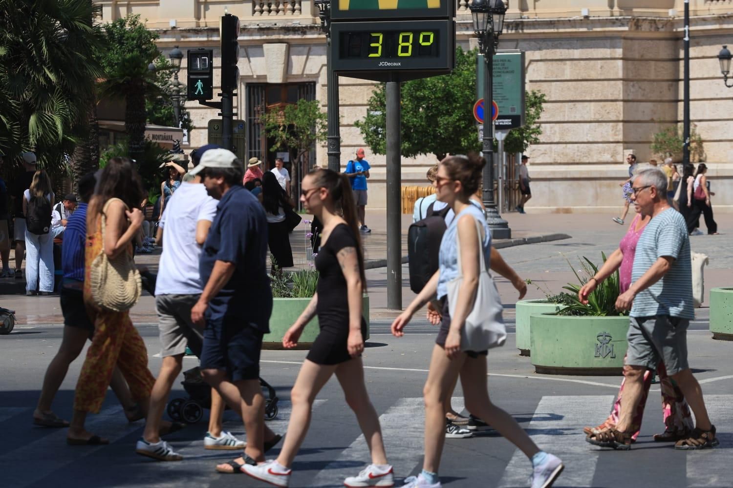 Jornada de intenso calor en València: así se afronta en las calles del centro