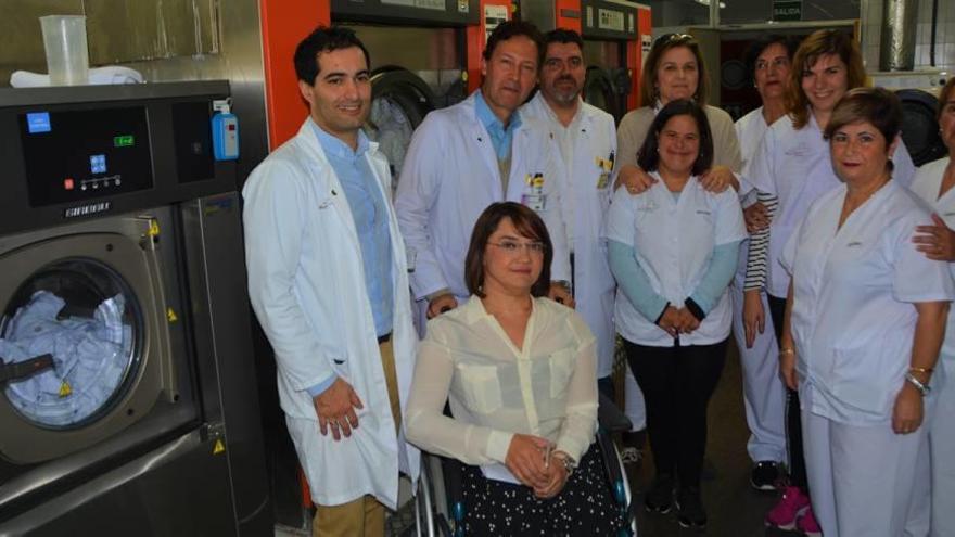 Personal sanitario del Hospital de Cieza junto a una alumna de Ascopas, en la lavandería.