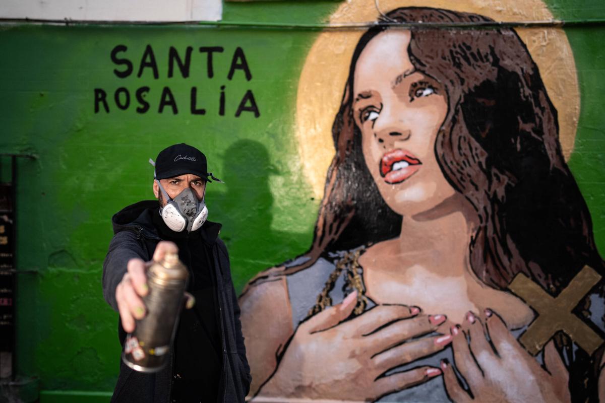 El artista urbano TV Boy realiza un mural dedicado a Rosalía, en un muro de la plaza Joanic, en el barrio de Gràcia.