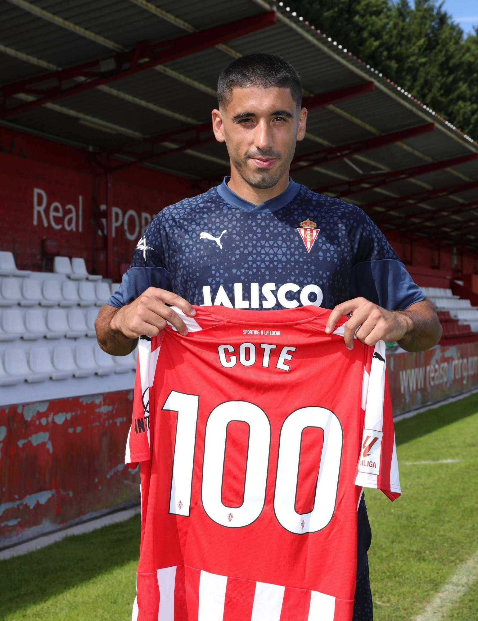En imágenes: un repaso visual a la trayectoria de José Ángel "Cote" en el Sporting