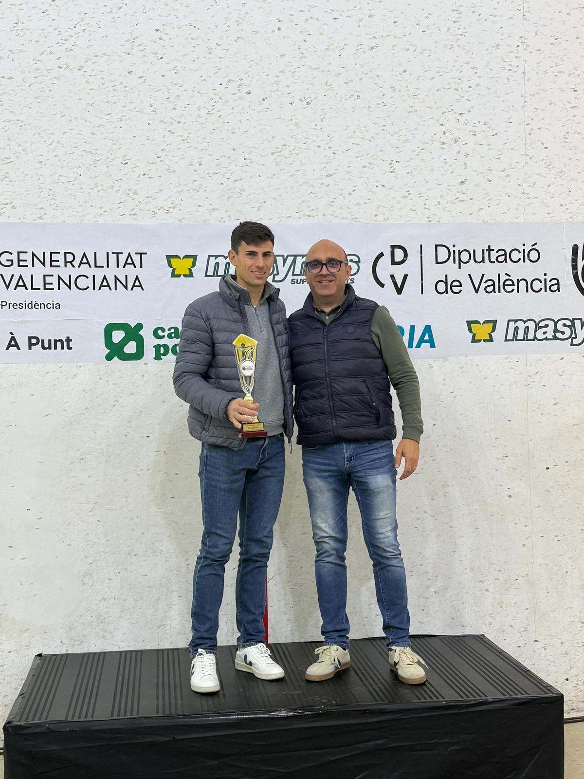 Tonet IV, mitger campió, i Vicent Molines, president de la Federació de Pilota Valenciana