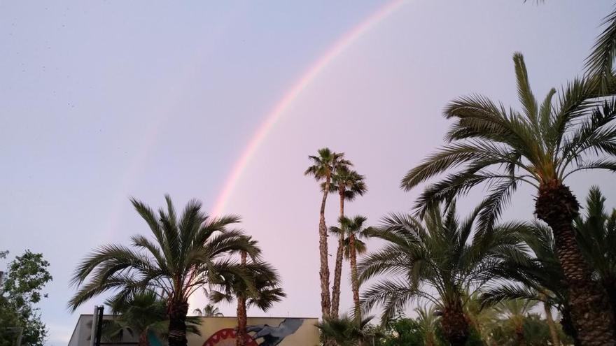 Una imagen del arcoíris, que ha cruzado por completo el cielo ilicitano