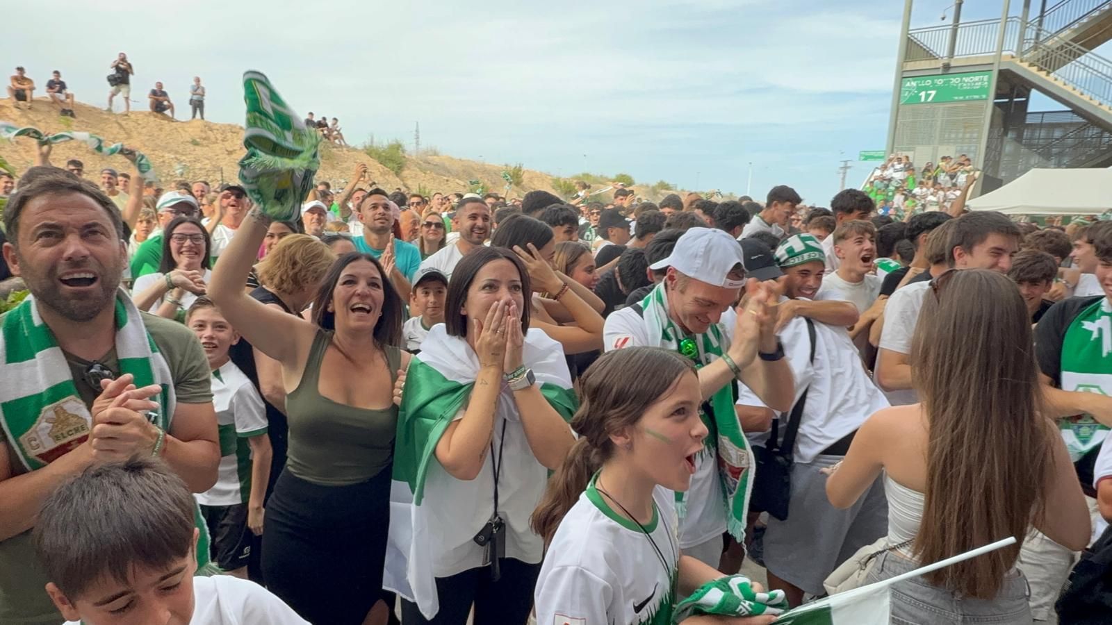 El Martínez Valero se llena de aficionados para animar al Elche CF desde la casa franjiverde
