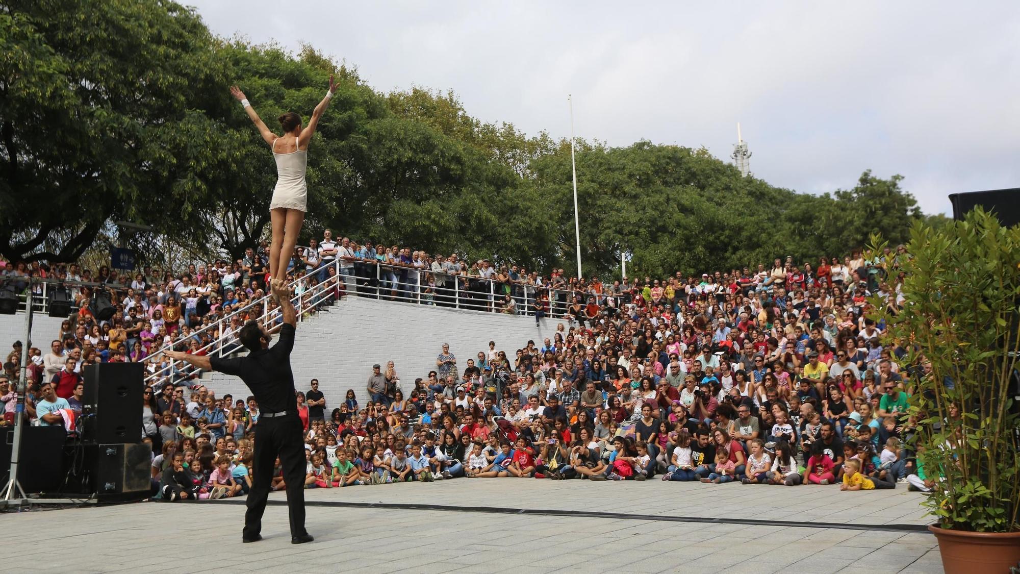 Número de acrobacias en el parque de la Trinitat, en la Mercè de 2016, en Barcelona.