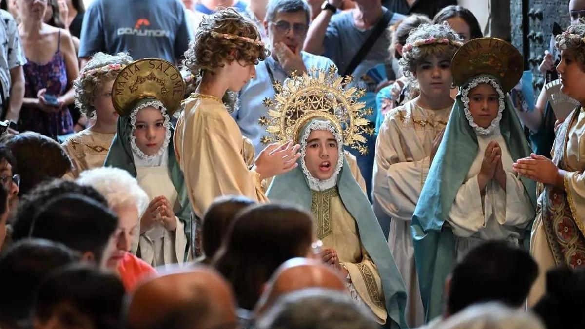 Las Vírgenes María en la procesión.