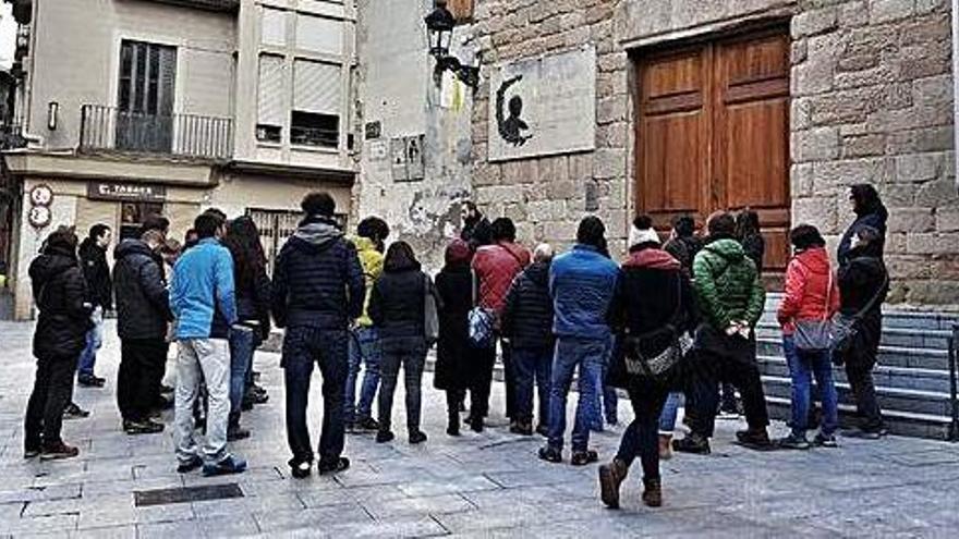 Participants a la visita guiada, ahir a la tarda, a la plaça de Sant Joan