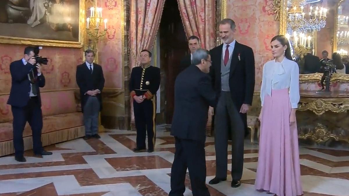 El embajador de Irán le niega la mano a la reina Letizia