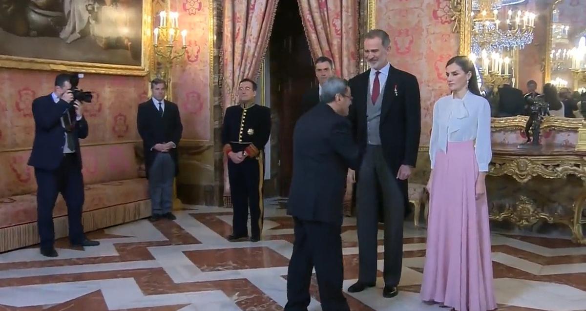 El embajador de Irán le niega la mano a la reina Letizia