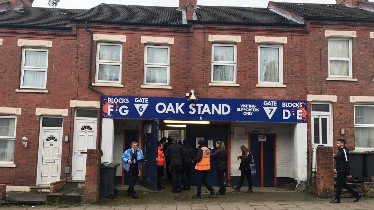 Así es el acceso a la grada visitante del Luton Town