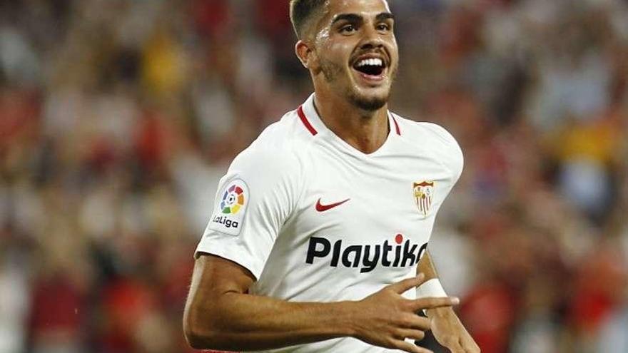 El delantero portugués André Silva sonríe tras anotar el gol que dio ayer el liderato al Sevilla. // Europa Press